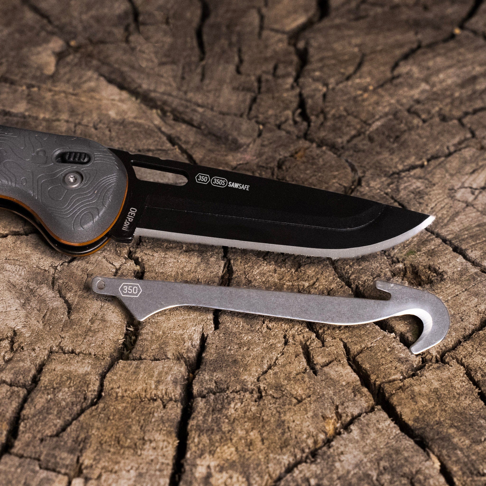 The 3.5-inch Razor-HTX folding knife shown next to its sheath and replacement blades
