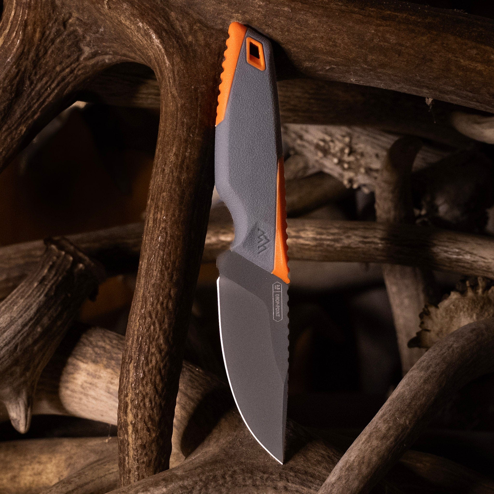 The knives from the Vantex kit arranged on a wooden surface