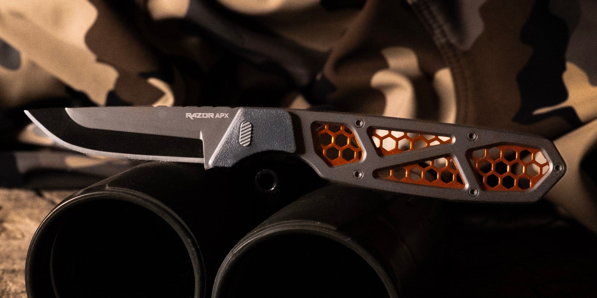 hTe Razor-APX knife resting on a log